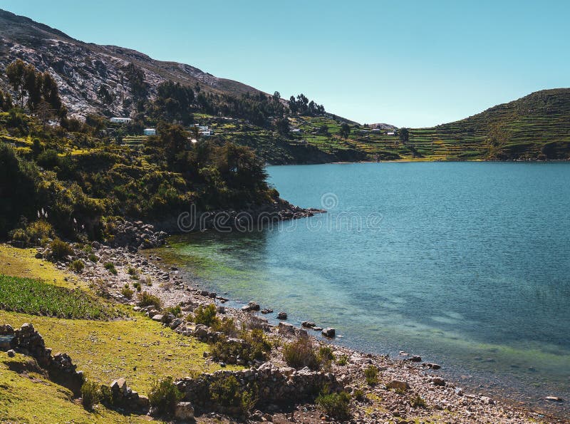 Небольшой остров с облачным небом на titicaca озера стоковая фотография rf Небольшой остров с облачным небом на titicaca озера стоковая фотография rf