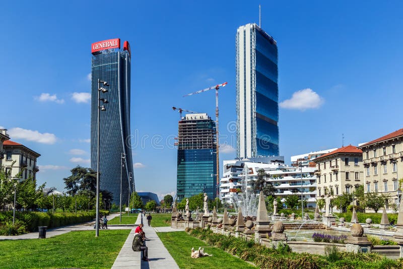Небоскребы Generali, allianz и Libeskind в Милане стоковые изображения rf Небоскребы Generali, allianz и Libeskind в Милане стоковые изображения rf