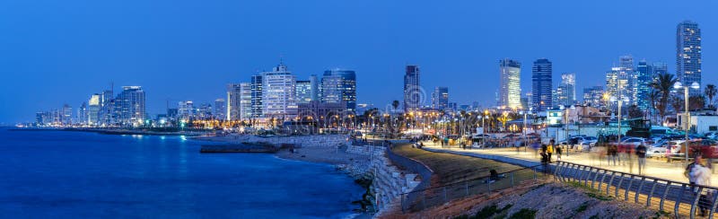 Небоскребы моря города ночи часа Израиля панорамы горизонта Тель-Авив голубые стоковое изображение rf Небоскребы моря города ночи часа Израиля панорамы горизонта Тель-Авив голубые стоковое изображение rf