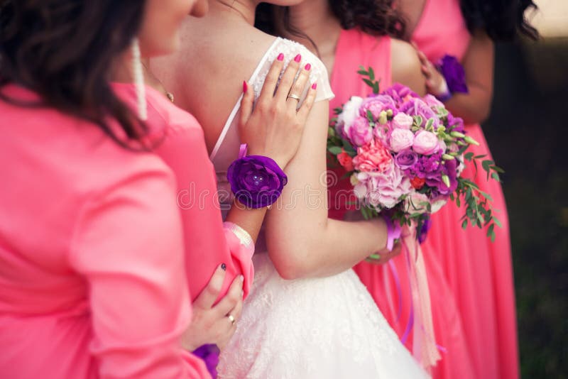 Невеста и ее bridesmaids с браслетами на руках стоковое изображение Невеста и ее bridesmaids с браслетами на руках стоковое изображение