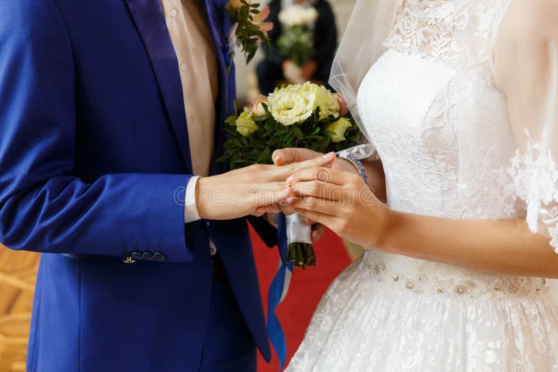 Невеста кладя кольцо на палец groom стоковая фотография Невеста кладя кольцо на палец groom стоковая фотография
