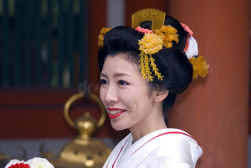 Невеста на святыне Kasuga Taisha, Nara, Японии стоковая фотография rf