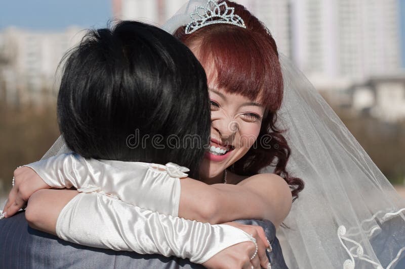 невеста обнимая усмехаться groom счастливый стоковое фото rf