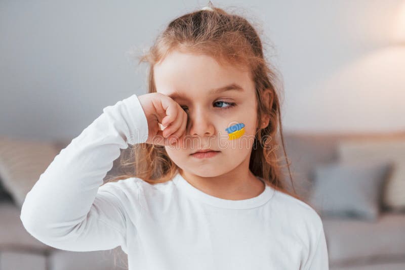 невинный ребенок плачет. портрет маленькой девочки с украшенным флагом стоковые изображения rf