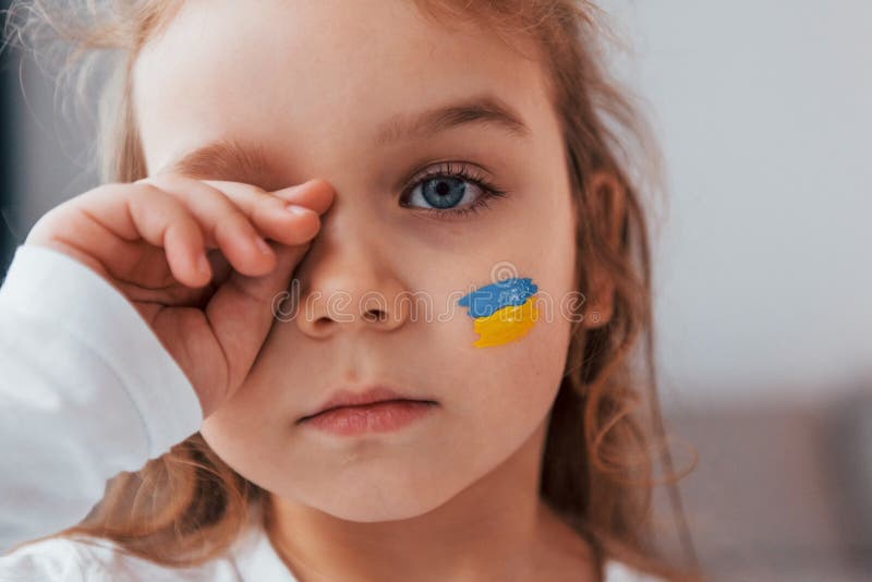 невинный ребенок плачет. портрет маленькой девочки с украшенным флагом стоковое фото rf