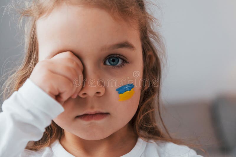 невинный ребенок плачет. портрет маленькой девочки с украшенным флагом стоковое изображение rf