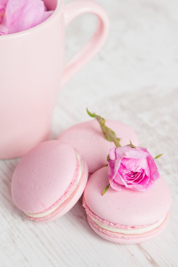 Нежные розовые macaroons с подняли стоковое фото rf