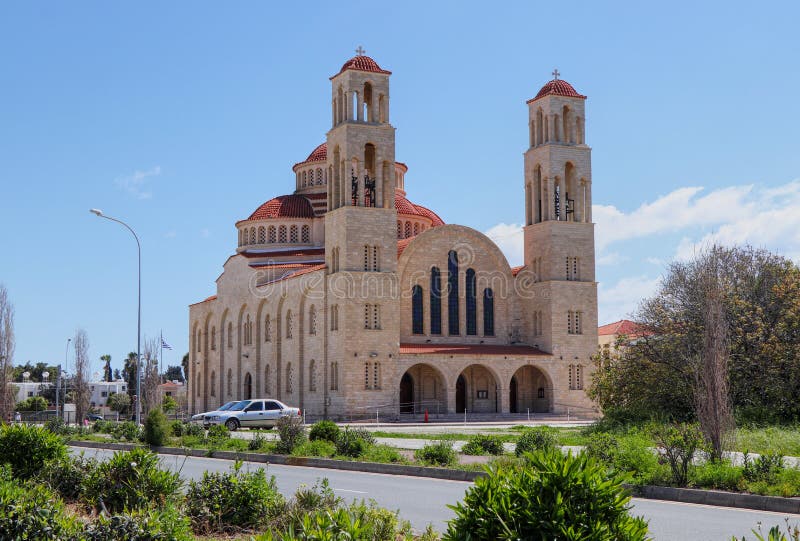 Неимоверная красивая церковь Agioi Anargyroi в Paphos, Кипре Правоверный собор в центре Paphos Церковь кирпича с апельсином стоковое фото rf Неимоверная красивая церковь Agioi Anargyroi в Paphos, Кипре Правоверный собор в центре Paphos Церковь кирпича с апельсином стоковое фото rf