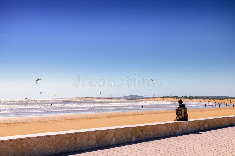 Неимоверное Марокко, изумляя Essaouira, пляж с людьми приниматься серфинг змея стоковые фото Неимоверное Марокко, изумляя Essaouira, пляж с людьми приниматься серфинг змея стоковые фото