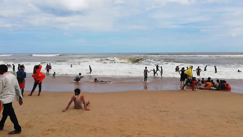 Некоторые индийские люди любят купаться на золотом пляже