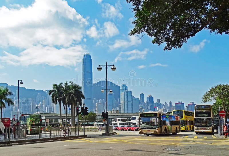 Некоторые шины на автобусной станции на дороге Солсбери в Tsim Sha Tsui, Гонконге стоковая фотография rf Некоторые шины на автобусной станции на дороге Солсбери в Tsim Sha Tsui, Гонконге стоковая фотография rf