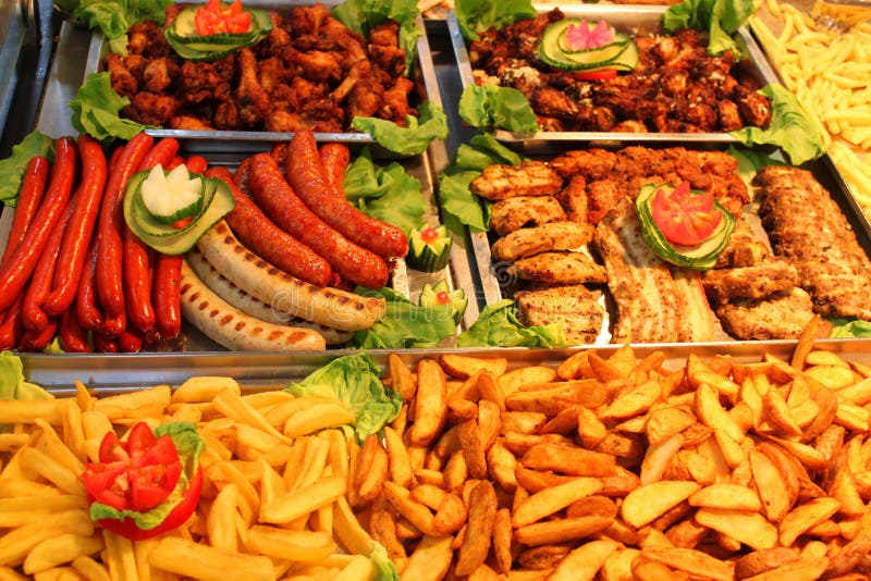 Немецкий wurst с французскими фраями стоковые фотографии rf Немецкий wurst с французскими фраями стоковые фотографии rf