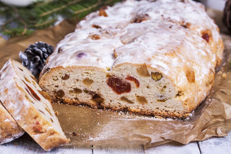 Немецкий торт Stollen рождества с сухими плодоовощами и гайками стоковое фото rf Немецкий торт Stollen рождества с сухими плодоовощами и гайками стоковое фото rf