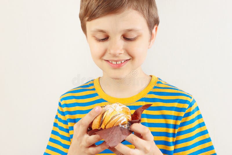 Немногое смешной мальчик в striped рубашке с тортом яблока на белой предпосылке стоковые изображения rf