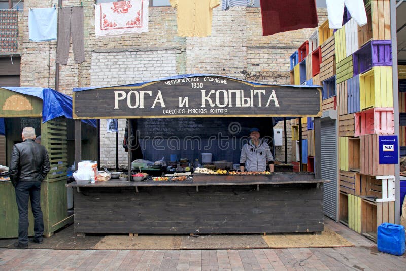 Неопознанные люди варят и блюда Одессы торговлями традиционные на еде глохнут в фестивале еды улицы в Киеве, Украине стоковые изображения rf Неопознанные люди варят и блюда Одессы торговлями традиционные на еде глохнут в фестивале еды улицы в Киеве, Украине стоковые изображения rf