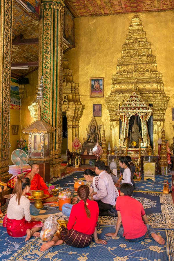 Неопознанные люди делая предлагать на виске Wat Si Muang в Вьентьян, Лаосе стоковая фотография Неопознанные люди делая предлагать на виске Wat Si Muang в Вьентьян, Лаосе стоковая фотография