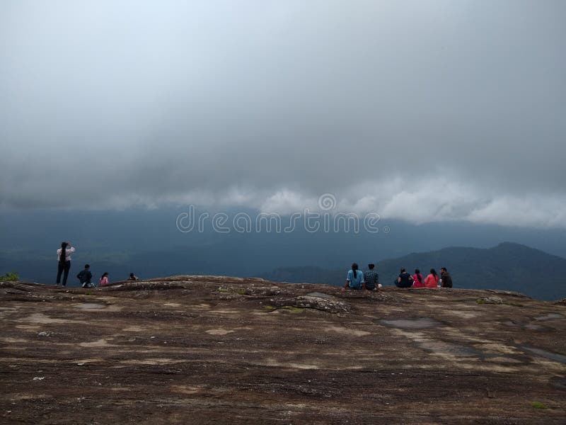 неопознанные люди, наслаждающиеся природой ponmudi холм станции thiruvananthapuram керала пейзаж стоковое фото rf