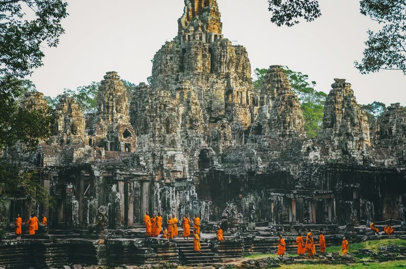 Неопознанные монахи Buddist от Таиланда на одном из виска виска Bayon стоковая фотография Неопознанные монахи Buddist от Таиланда на одном из виска виска Bayon стоковая фотография