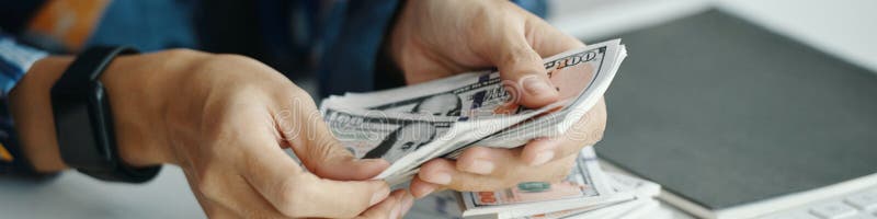 нераспознаваемый заголовок денег для инвентаризации работников по обмену валюты стоковые изображения