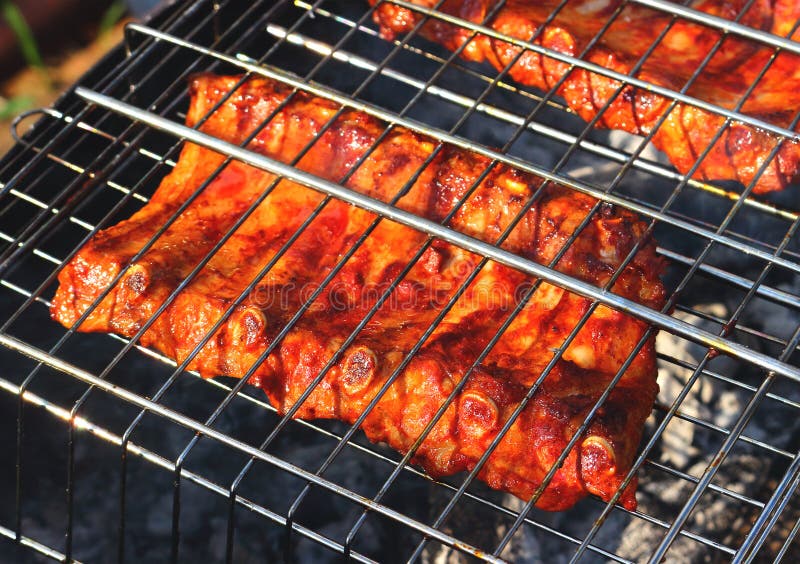 Нервюры BBQ на гриле стоковые фотографии rf Нервюры BBQ на гриле стоковые фотографии rf