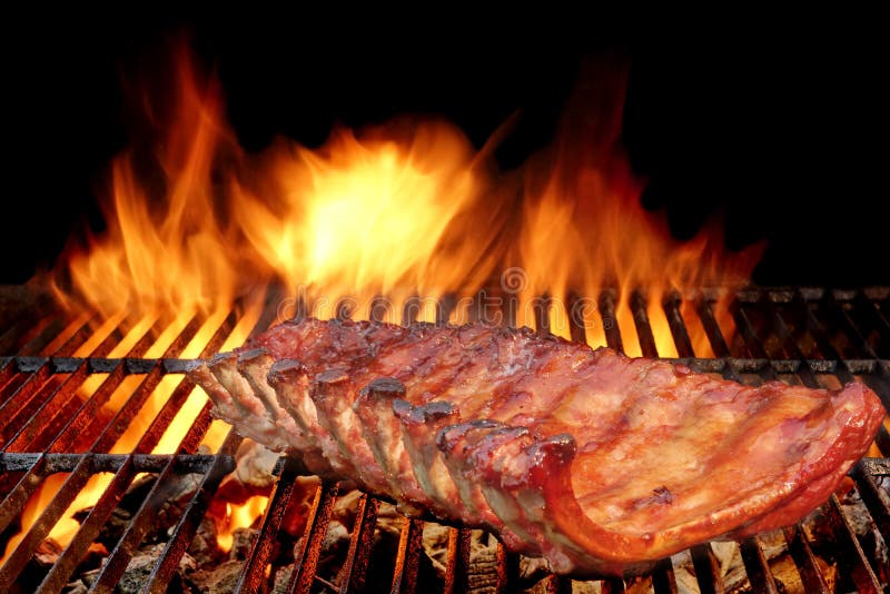 Нервюры свинины задней части младенца BBQ на горячем пламенеющем гриле стоковое фото Нервюры свинины задней части младенца BBQ на горячем пламенеющем гриле стоковое фото