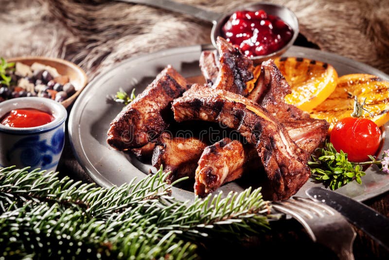 Нервюры хряка BBQ запасные на диске с зажаренным плодоовощ стоковое фото rf