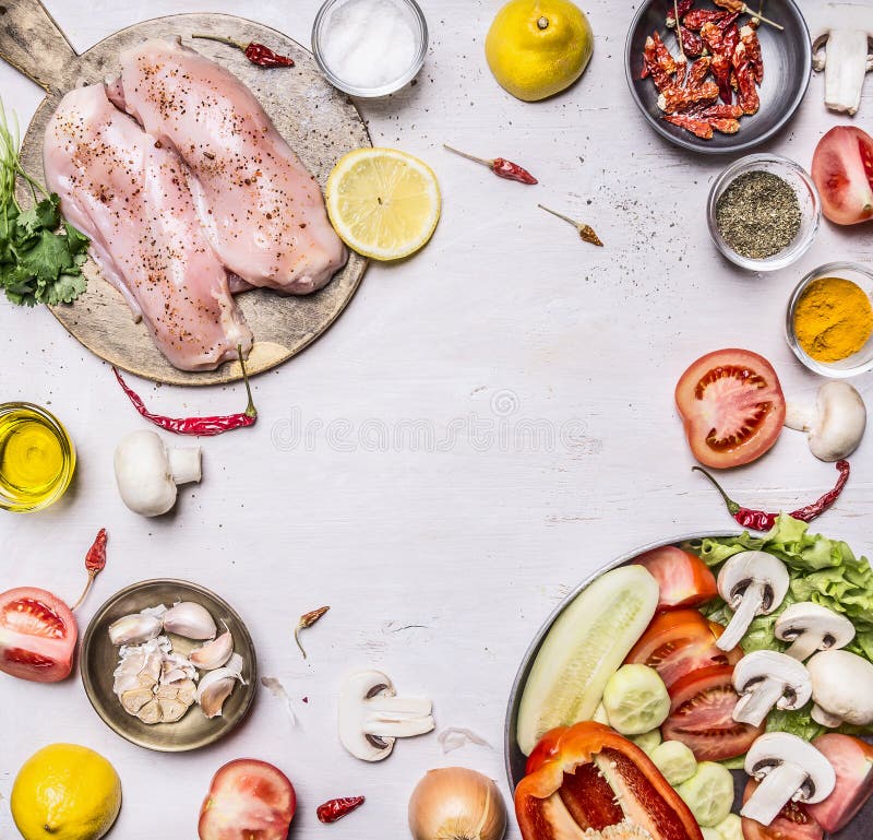 Нескольк очень вкусная сырцовая грудь индюка на разделочной доске с приправлять разнообразие овощи плодоовощей клала рамку дереве стоковое изображение rf Нескольк очень вкусная сырцовая грудь индюка на разделочной доске с приправлять разнообразие овощи плодоовощей клала рамку дереве стоковое изображение rf