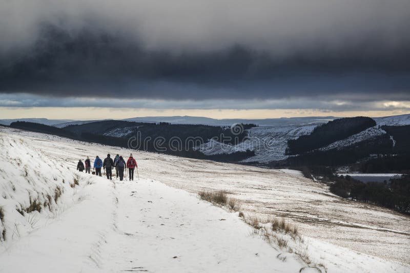Несколько hikers в бурном ландшафте зимы в Brecon светят стоковые фото Несколько hikers в бурном ландшафте зимы в Brecon светят стоковые фото