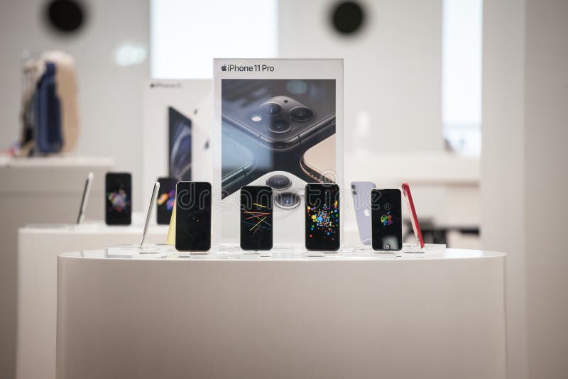 Несколько моделей iphone 11 pro на дисплее для продажи в apple store. стоковое фото