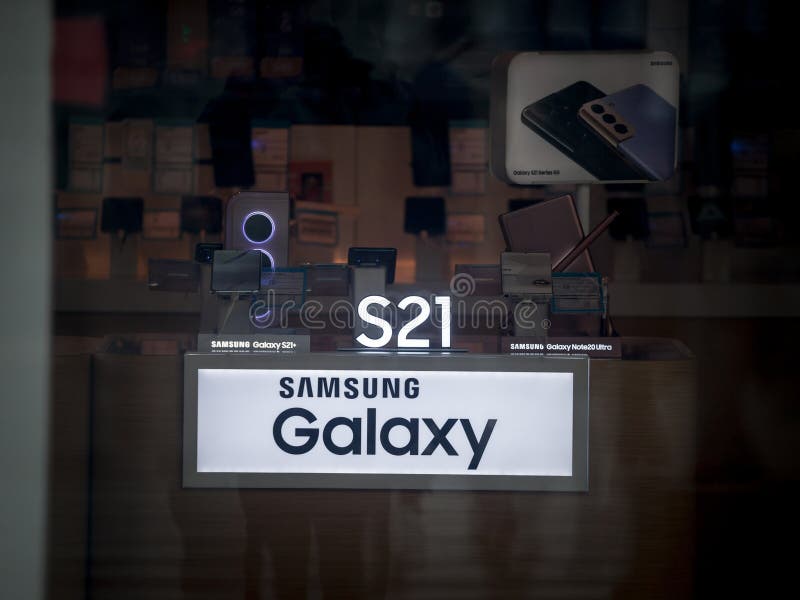 несколько моделей галактики Samsung s21 на дисплее для продажи в магазине Samsung. галактика s21 была образцом смартфона 2021. стоковое изображение