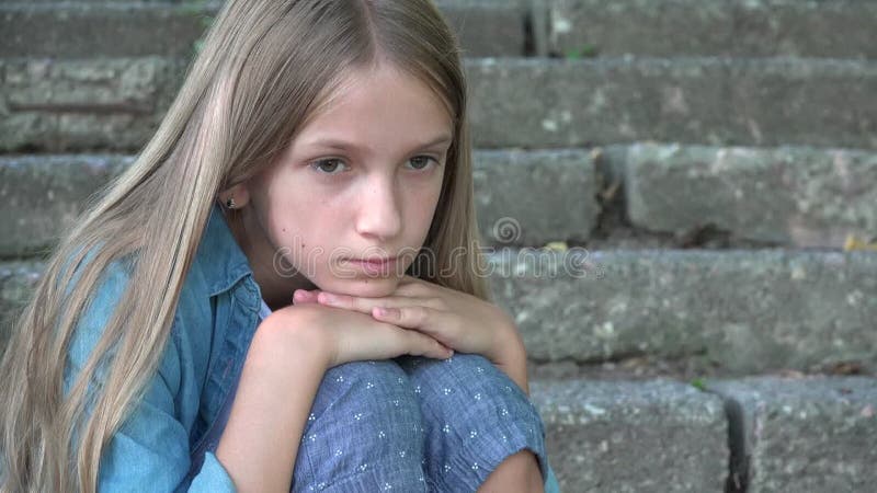 несчастливый ребенок грустный ребенок, заботливый, запуганная девочка-подросток на открытом воздухе в парке дети выражение депресс видеоматериал