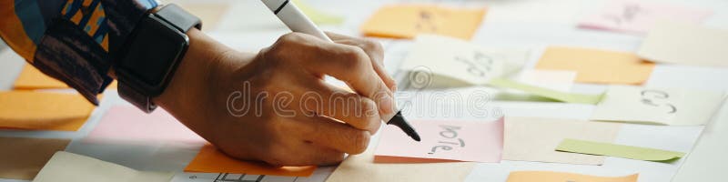 неузнаваемая женщина, создающая напоминания в заголовке липких заметок стоковые фото