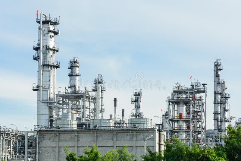 Нефтеперерабатывающее предприятие с голубым небом в утреннем времени стоковое фото Нефтеперерабатывающее предприятие с голубым небом в утреннем времени стоковое фото