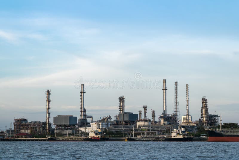 Нефтеперерабатывающее предприятие расположено рекой И грузите транспорт в Бангкоке Таиланде стоковое фото Нефтеперерабатывающее предприятие расположено рекой И грузите транспорт в Бангкоке Таиланде стоковое фото