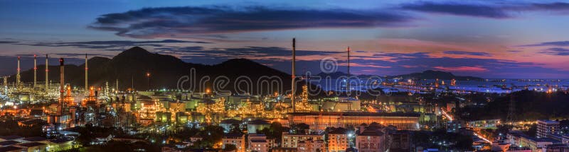 Нефтехимический завод и логистический порт стоковые изображения Нефтехимический завод и логистический порт стоковые изображения