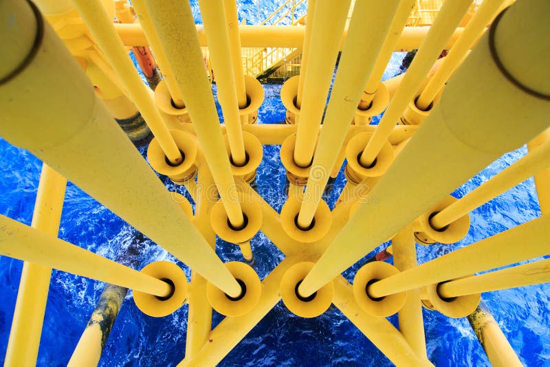 Нефть и газ производящ шлицы на оффшорной платформе, нефтяной промышленности нефти и газ Хороший головной шлиц на платформе или с стоковая фотография rf Нефть и газ производящ шлицы на оффшорной платформе, нефтяной промышленности нефти и газ Хороший головной шлиц на платформе или с стоковая фотография rf