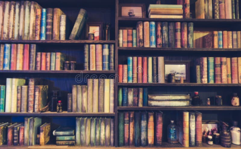 Неясное изображение много старых книг на книжных полках в библиотеке стоковое изображение rf