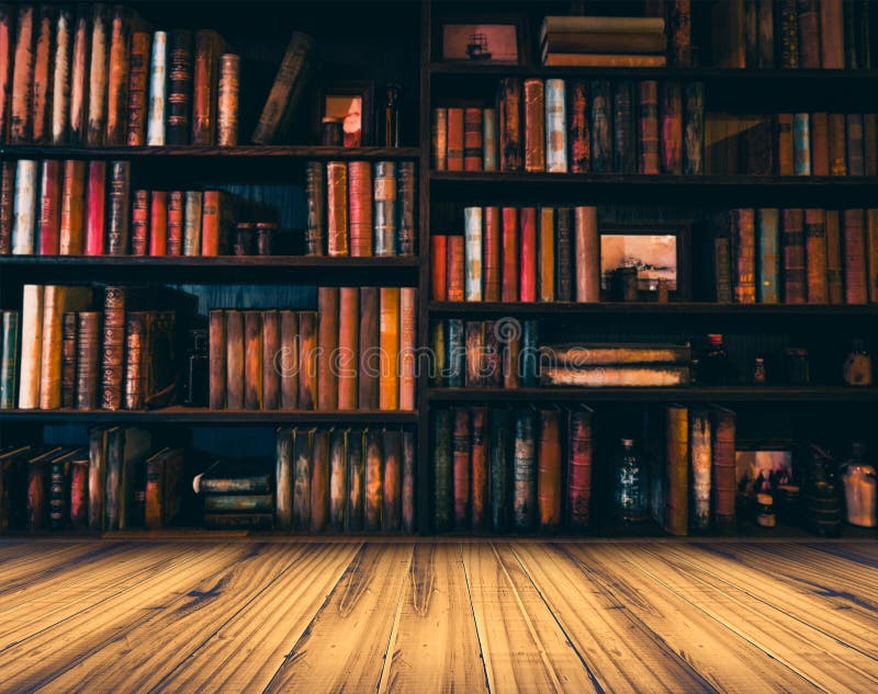 Неясное изображение много старых книг на книжных полках в библиотеке стоковые фото