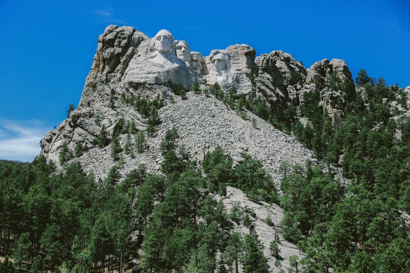 Низкая угловая съемка Mt Rushmore в Южной Дакоте, США стоковые фото Низкая угловая съемка Mt Rushmore в Южной Дакоте, США стоковые фото
