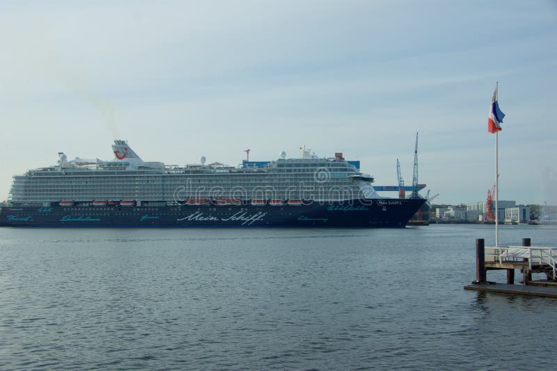 КИЛЬ, ГЕРМАНИЯ - 11-ОЕ МАЯ 2017: Новое ` Mein Schiff 6 ` корабля флага от круизов Tui делает им первый звонок к порту Киля