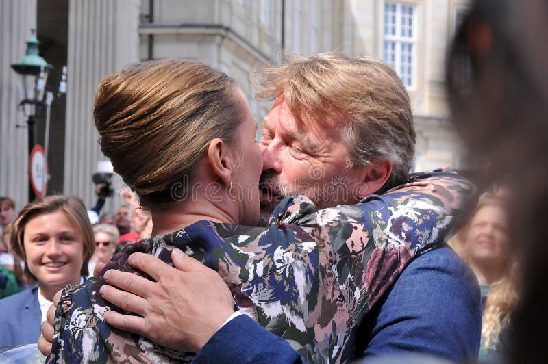 НОВОЕ MS ПРЕМЬЕР-МИНИСТРА METTE FREDERIKSEN И ПАРЕНЬ стоковая фотография rf НОВОЕ MS ПРЕМЬЕР-МИНИСТРА METTE FREDERIKSEN И ПАРЕНЬ стоковая фотография rf