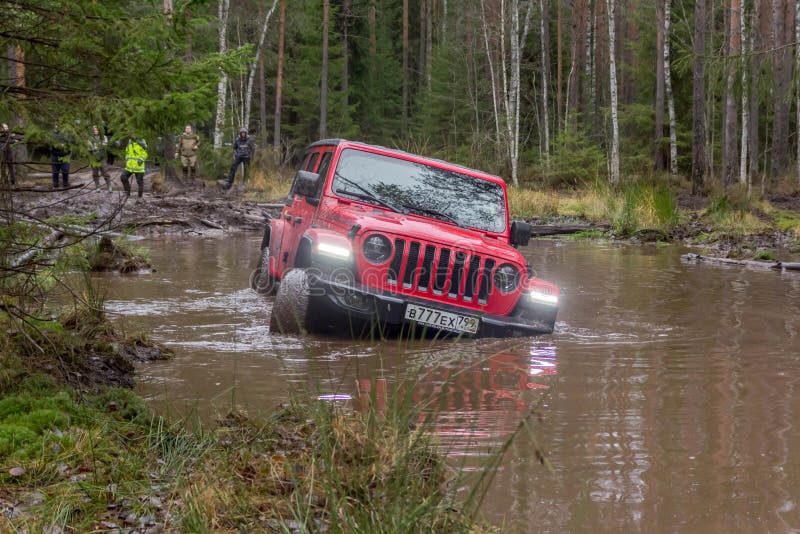Новое внедорожное jl Rubicon Wrangler виллиса в области Ленинград стоковые фотографии rf Новое внедорожное jl Rubicon Wrangler виллиса в области Ленинград стоковые фотографии rf