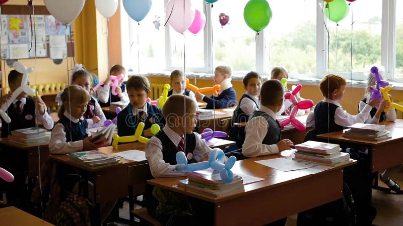 НОВОСИБИРСК, РОССИЯ - 1,2016 -го сентябрь: дети на школе столов