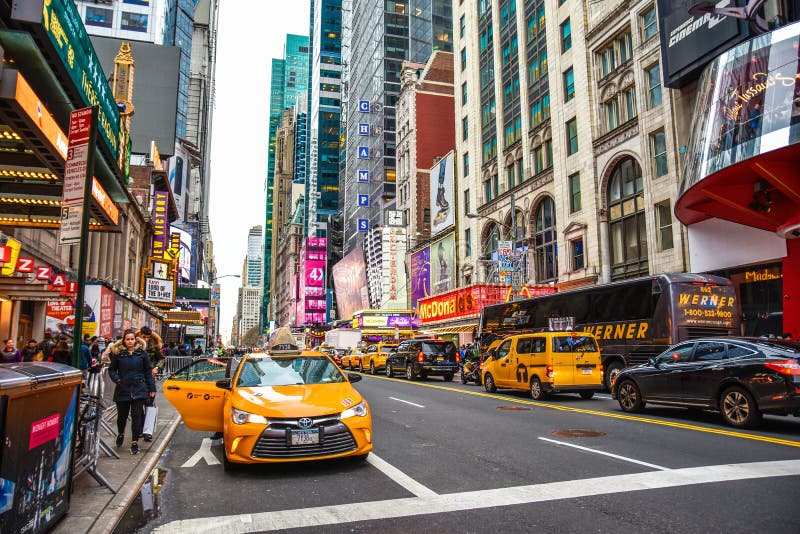 новые США york Здание и движение Таймс площадь в вечере в центре города Манхаттане стоковое фото