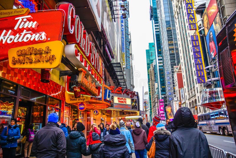 новые США york Здание и движение Таймс площадь в вечере в центре города Манхаттане стоковые изображения rf