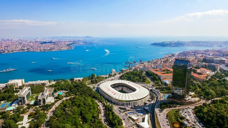 Новый вид с воздуха городского пейзажа горизонта Стамбула красивого Bosphorus стоковые фотографии rf Новый вид с воздуха городского пейзажа горизонта Стамбула красивого Bosphorus стоковые фотографии rf
