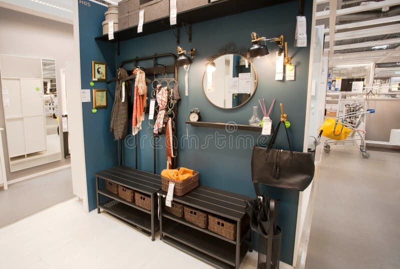 Новый входной зал в современном доме магазина IKEA с мебелью, декором и множеством продуктов для дома стоковое изображение rf Новый входной зал в современном доме магазина IKEA с мебелью, декором и множеством продуктов для дома стоковое изображение rf