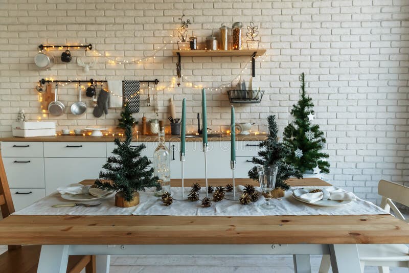 Новый Год и рождество 2018 Праздничная кухня в украшениях рождества Свечи, елевые ветви, деревянные стойки, таблица стоковые изображения rf