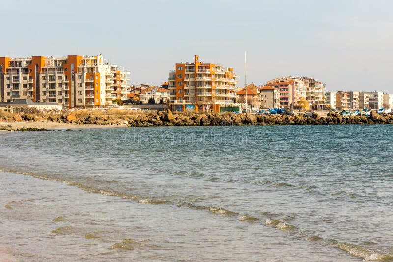 Новый гостиничный комплекс на побережье Чёрного моря в болгарине Pomorie стоковые изображения rf