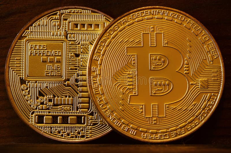 2 новых золотых физических bitcoins лежат на темном деревянном backgound, конце вверх Высокое фото разрешения Concep минирования стоковое фото rf 2 новых золотых физических bitcoins лежат на темном деревянном backgound, конце вверх Высокое фото разрешения Concep минирования стоковое фото rf